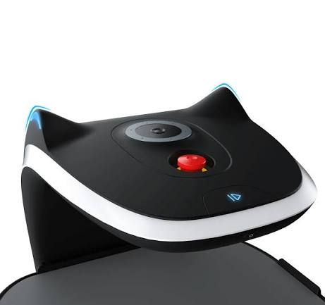 Topo do BellaBot Pro com sensor, botão de parada e botão de chamada