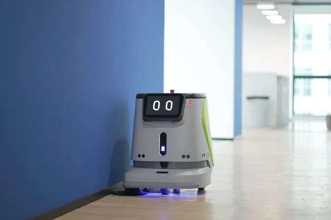 Robô CC1 num corredor de escritório