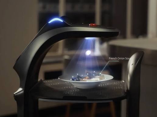 BellaBot Pro projetando luz sobre um prato na bandeja