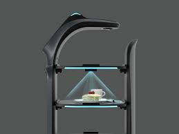 BellaBot Pro projetando uma imagem sobre uma sobremesa