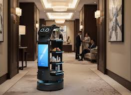 BellaBot Pro circulando pelo corredor de um hotel
